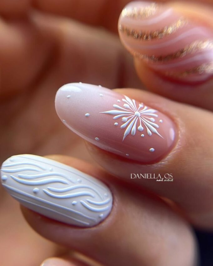 Nail art flocon de neige, ongles blancs d’hiver