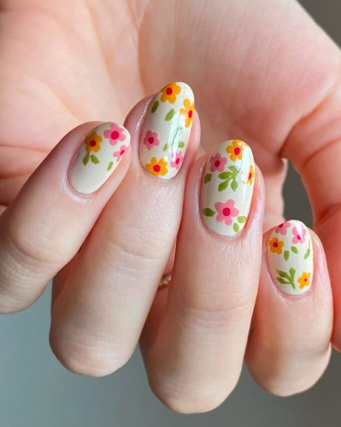 Idées de nail art printanier, nail art floral