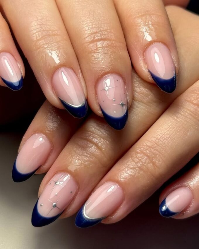 Ongles French tips colorés en bleu avec des accents argentés