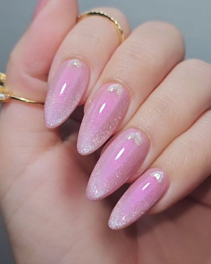 Ongles roses Saint-Valentin, ongles scintillants, ongles œil de chat