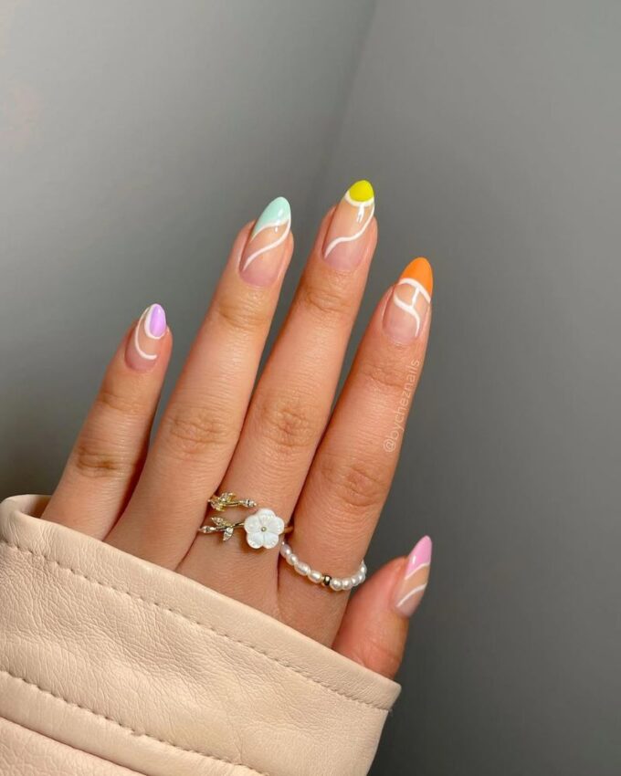 Design French coloré, ongles pastel, nail art tourbillons