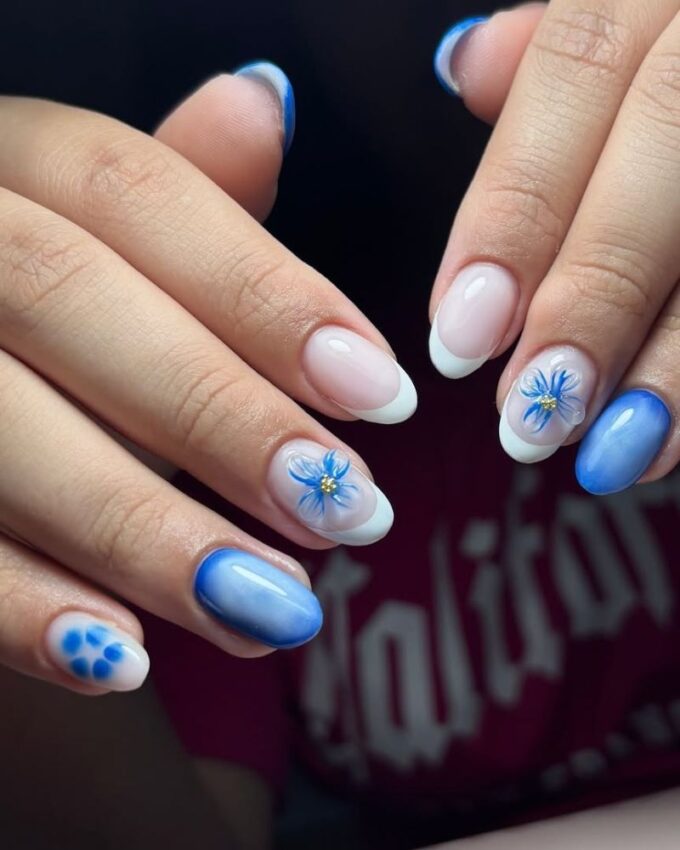 French blanche avec un nail art bleu et des fleurs en 3D