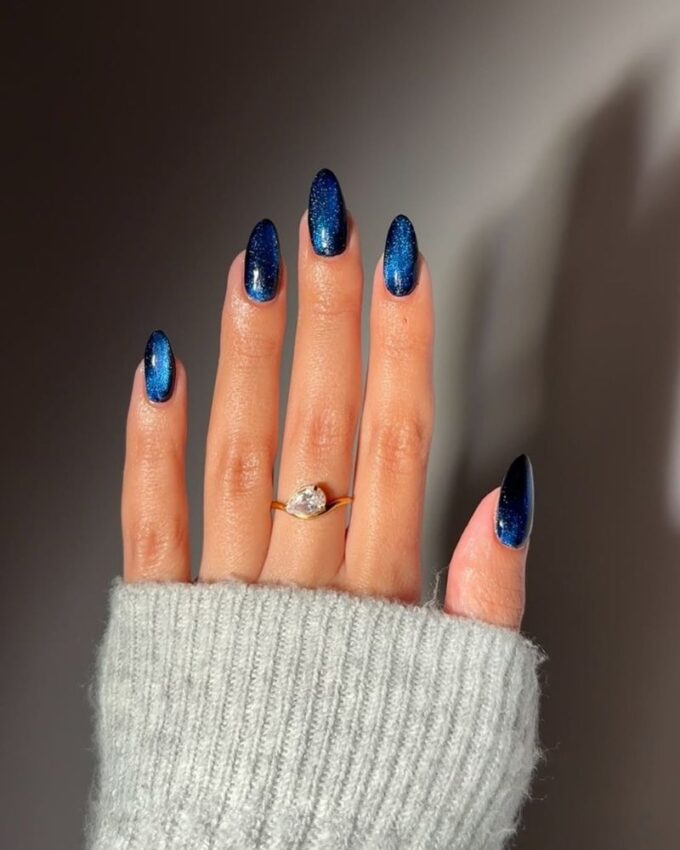 Manucure effet œil-de-chat bleu avec un vernis magnétique