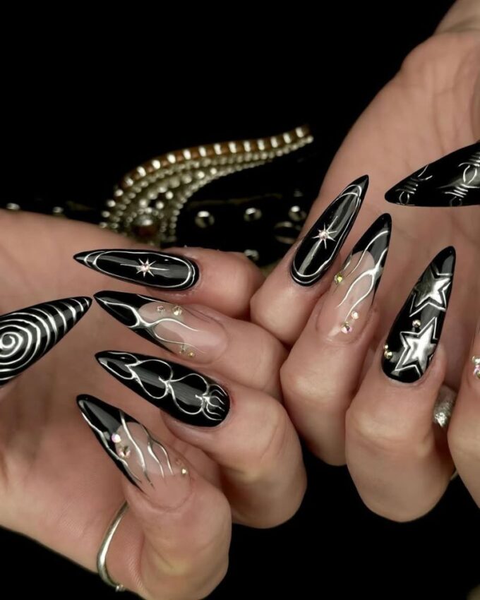 Manucure noire sur ongles stilettos avec des accents argentés