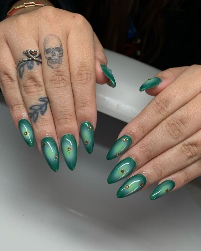 Nail art aura, ongles stilettos