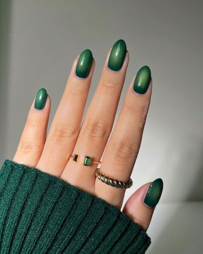 Ongles aura, ongles vert foncé