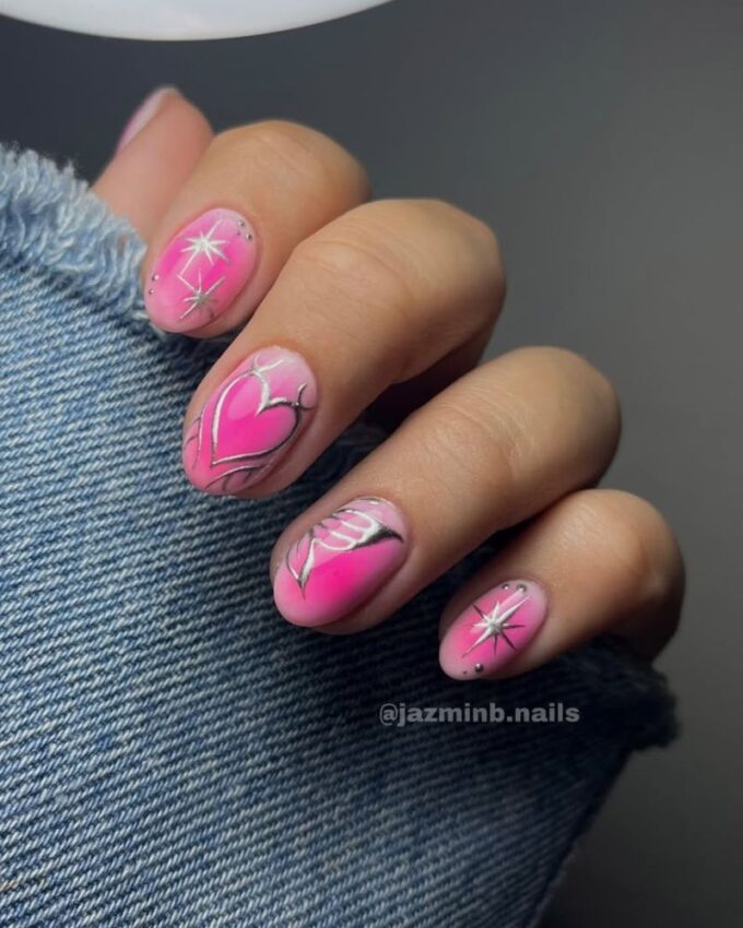 Ongles courts, ongles roses avec nail art