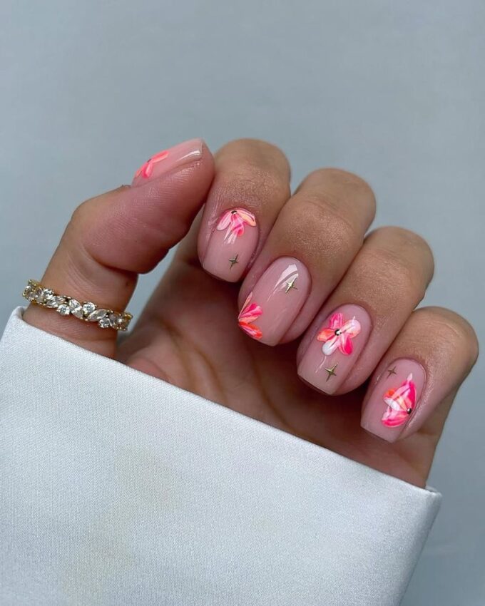 Couleur printanière, nail art floral, ongles roses