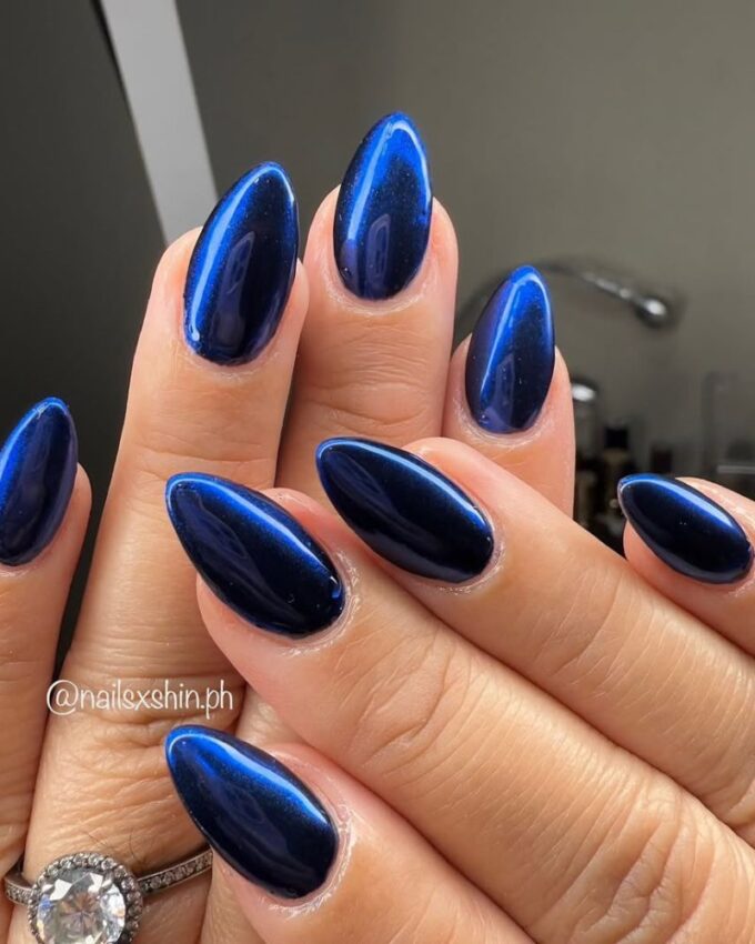 Manucure bleu métallique intense pour un look royal et élégant