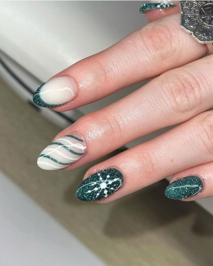 Manucure festive verte parfaite pour la saison de Noël