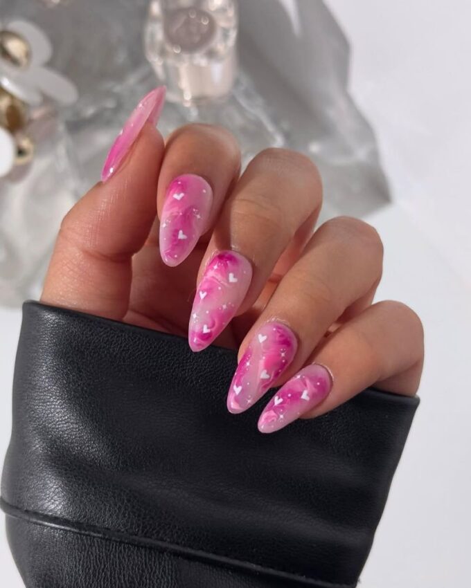 Ongles stiletto roses avec des étoiles transformées en cœurs