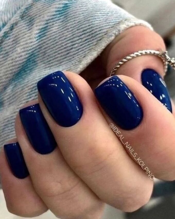 Ongles courts bleus, ongles bleu foncé