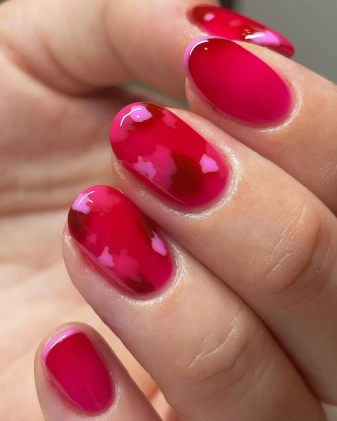 Ongles roses vifs avec un design, ongles courts