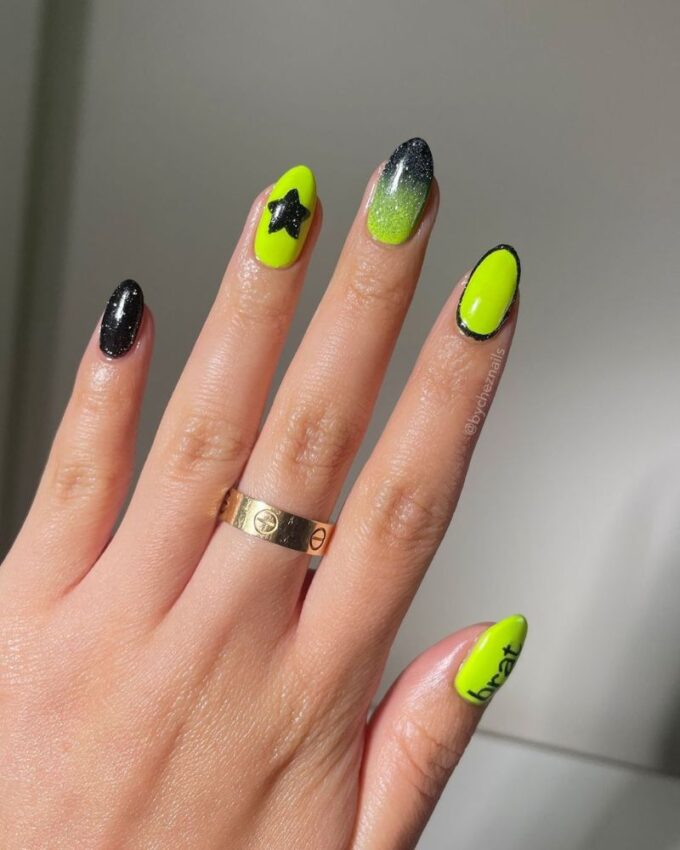 Ongles vert néon, nail art noir