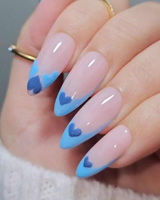 Cœurs bleus, ongles bleu clair