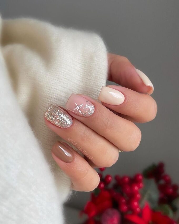 Design minimaliste pour des ongles élégants avec flocons de neige