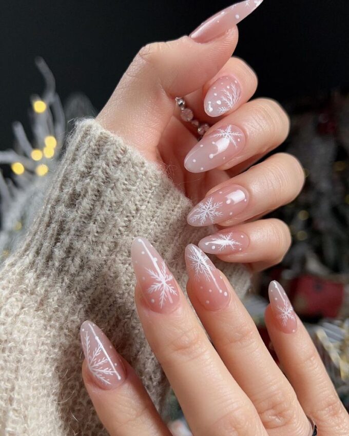 Nail art flocon de neige, ongles d’hiver simples, ongles élégants d’hiver